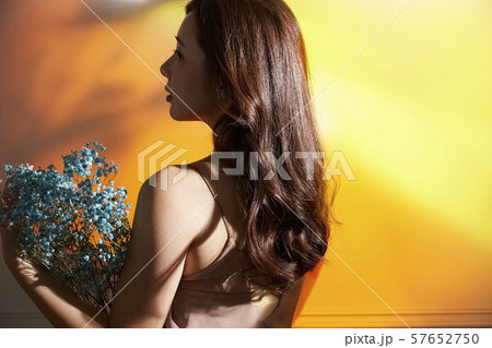 花と女性 ドラマチック 花と女性 ドラマチック 57652750