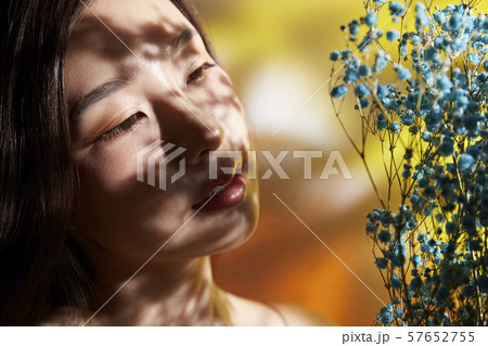 花と女性 ドラマチック 花と女性 ドラマチック 57652755