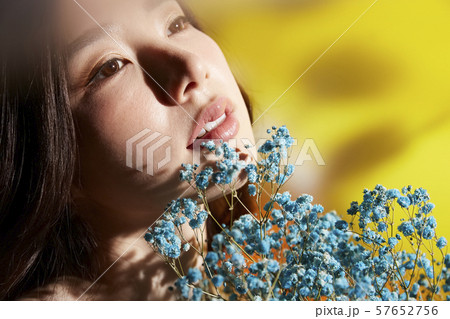 花と女性 ドラマチック 花と女性 ドラマチック 57652756
