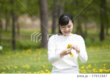 花かんむりを編む女性の写真素材