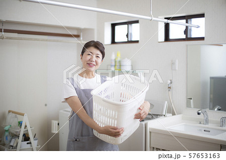 洗濯籠を持つ主婦 洗濯籠を持つ主婦 57653163