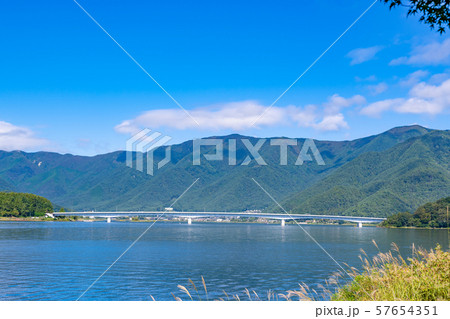 山梨県河口湖 河口湖大橋と湖畔 山梨県河口湖 河口湖大橋と湖畔 57654351
