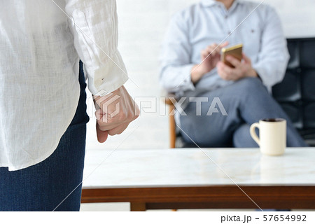 家事を手伝わない夫にイライラする主婦 57654992