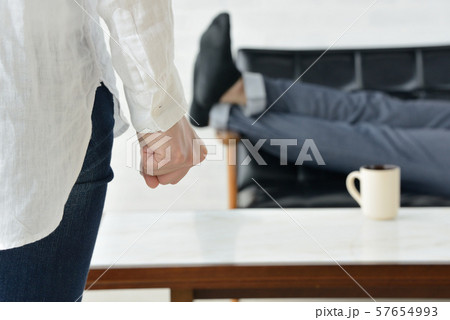 家事を手伝わない夫にイライラする主婦 57654993