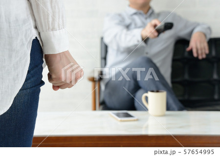 家事を手伝わない夫にイライラする主婦 家事を手伝わない夫にイライラする主婦 57654995