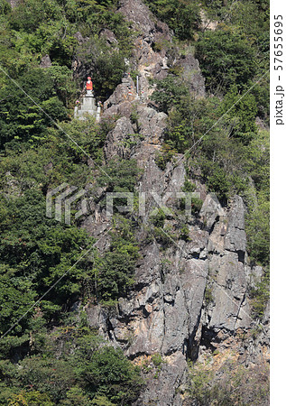四国霊場第73番札所「出釈迦寺」奥の院 捨身ヶ嶽のお行場 57655695