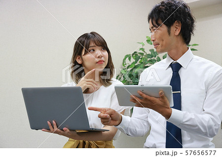 お互いの目を見て打ち合わせする男女1 お互いの目を見て打ち合わせする男女1 57656577