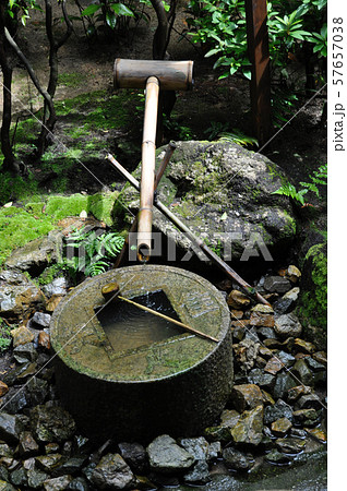 龍安寺つくばい「吾唯知足」の写真素材 [57657038] - PIXTA