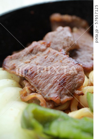 北海道名物の味付きジンギスカンと野菜 57657125