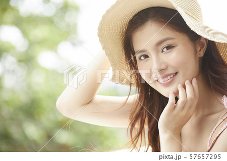 女性　女子旅　リゾート 57657295