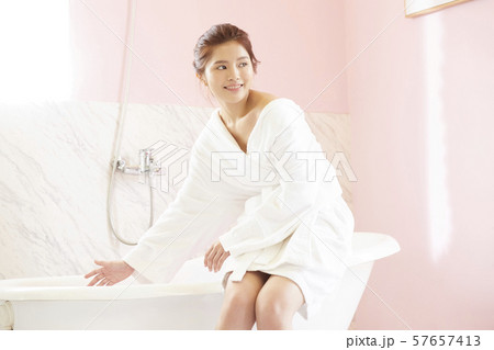 女性　ビューティー　バスタイム 57657413