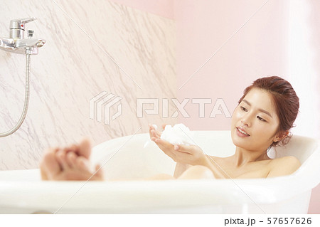 女性　ビューティー　バスタイム 57657626