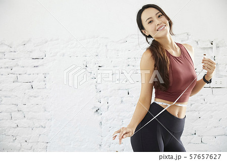 女性　スポーツウェア 57657627