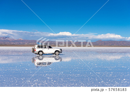 ウユニ塩湖　昼間 57658183