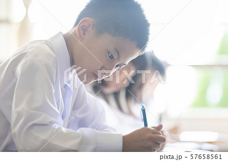 勉強 授業風景 中高生イメージ 勉強 授業風景 中高生イメージ 57658561