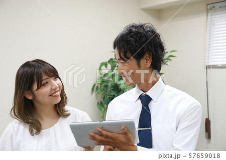 目を合わせて笑顔の男女1 目を合わせて笑顔の男女1 57659018