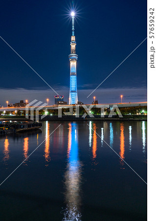 《東京都》スカイツリーの夜景・月明かり 57659242