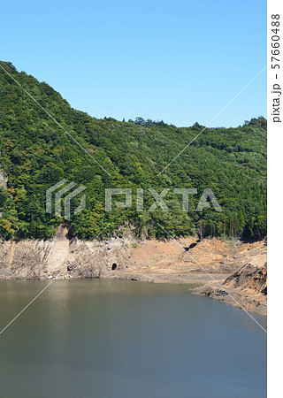 水位低下で現れた奥州湖の猿岩トンネル 57660488