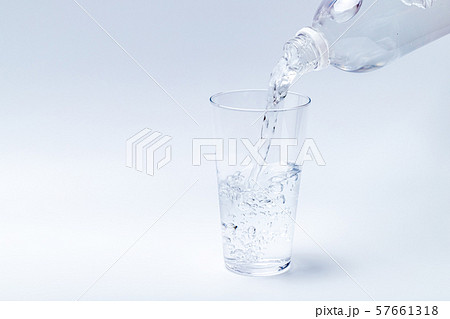 コップに水をそそぐ 57661318