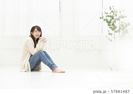 女性 ライフスタイル 座る 部屋 リビング 女性 ライフスタイル 座る 部屋 リビング 57661487