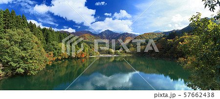 新潟県・紅葉の大源太キャニオン パノラマ風景 57662438