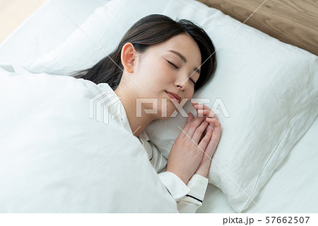 若い女性 若い女性 57662507