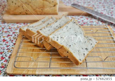 ごま入り食パンのスライス、断面 57662855