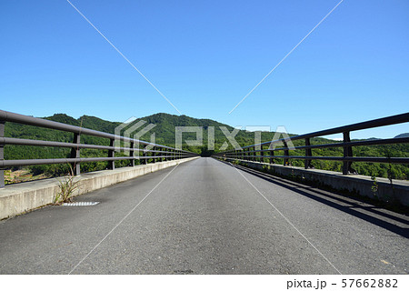 山へつながる長い橋 57662882