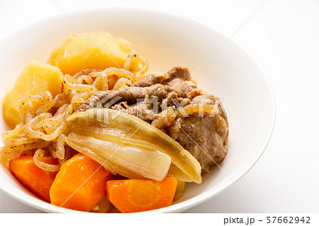 日本の家庭料理の定番「肉じゃが」。 日本の家庭料理の定番「肉じゃが」。 57662942