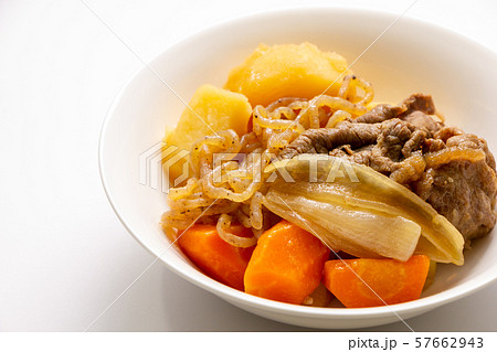 日本の家庭料理の定番「肉じゃが」。 日本の家庭料理の定番「肉じゃが」。 57662943