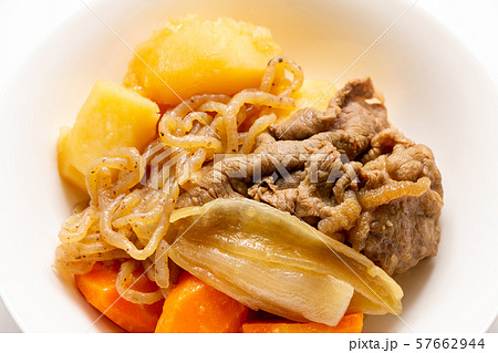日本の家庭料理の定番「肉じゃが」。 日本の家庭料理の定番「肉じゃが」。 57662944