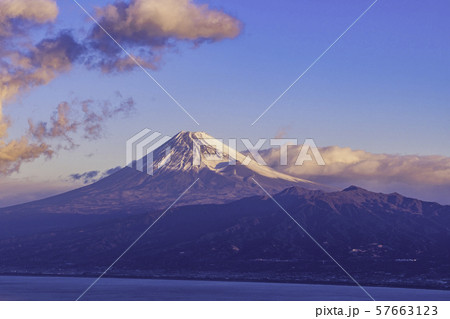 （静岡県）伊豆から望む富士山 57663123