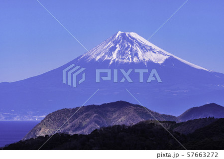 （静岡県）伊豆から望む富士山 57663272
