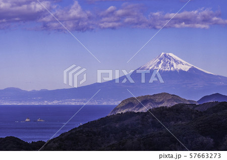 （静岡県）伊豆から望む富士山 57663273