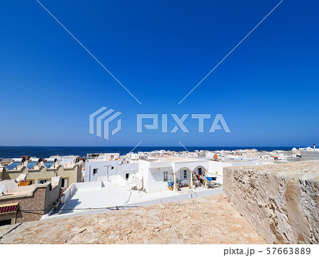 チュニジア・マーディアの白い家々と青い海 / houses in Mahdia, Tunisia チュニジア・マーディアの白い家々と青い海 / houses in Mahdia, Tunisia 57663889