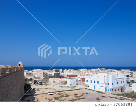 チュニジア・マーディアの白い家々と青い海 / houses in Mahdia, Tunisia チュニジア・マーディアの白い家々と青い海 / houses in Mahdia, Tunisia 57663891