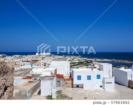 チュニジア・マーディアの白い家々と青い海 / houses in Mahdia, Tunisia 57663892