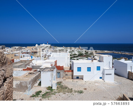 チュニジア・マーディアの白い家々と青い海 / houses in Mahdia, Tunisia チュニジア・マーディアの白い家々と青い海 / houses in Mahdia, Tunisia 57663893