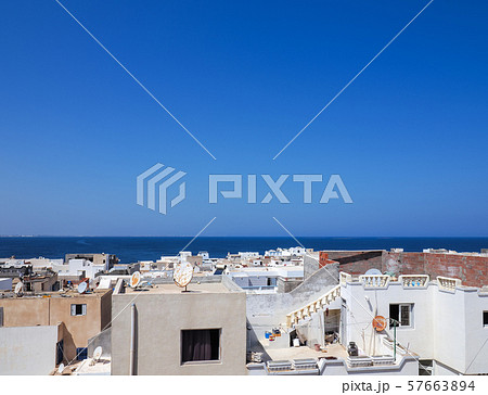 チュニジア・マーディアの白い家々と青い海 / houses in Mahdia, Tunisia チュニジア・マーディアの白い家々と青い海 / houses in Mahdia, Tunisia 57663894