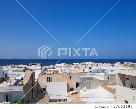 チュニジア・マーディアの白い家々と青い海 / houses in Mahdia, Tunisia チュニジア・マーディアの白い家々と青い海 / houses in Mahdia, Tunisia 57663895
