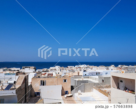 チュニジア・マーディアの白い家々と青い海 / houses in Mahdia, Tunisia チュニジア・マーディアの白い家々と青い海 / houses in Mahdia, Tunisia 57663898