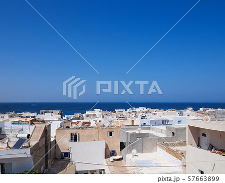 チュニジア・マーディアの白い家々と青い海 / houses in Mahdia, Tunisia 57663899