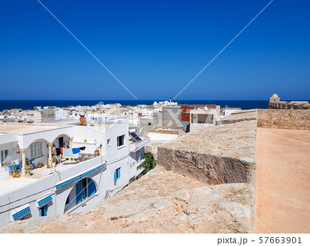 チュニジア・マーディアの白い家々と青い海 / houses in Mahdia, Tunisia チュニジア・マーディアの白い家々と青い海 / houses in Mahdia, Tunisia 57663901