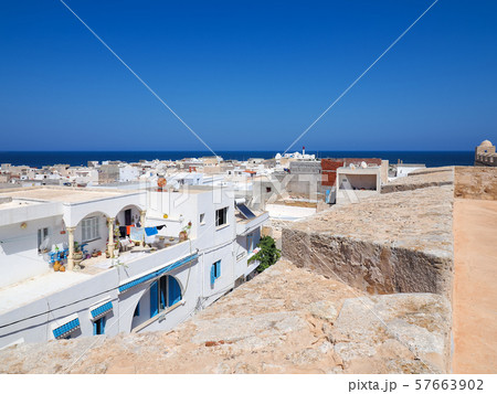 チュニジア・マーディアの白い家々と青い海 / houses in Mahdia, Tunisia チュニジア・マーディアの白い家々と青い海 / houses in Mahdia, Tunisia 57663902