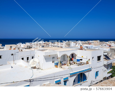 チュニジア・マーディアの白い家々と青い海 / houses in Mahdia, Tunisia 57663904