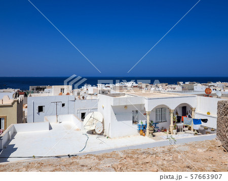 チュニジア・マーディアの白い家々と青い海 / houses in Mahdia, Tunisia 57663907