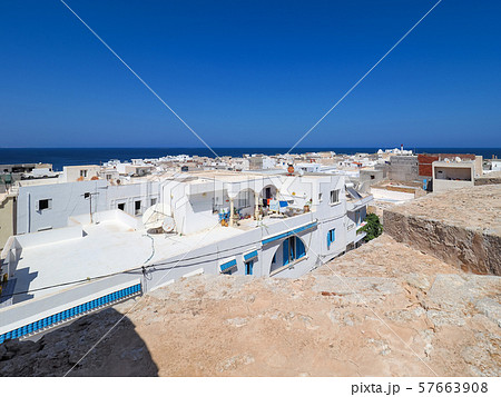 チュニジア・マーディアの白い家々と青い海 / houses in Mahdia, Tunisia 57663908