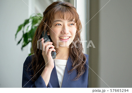 電話をする若い女性 57665294