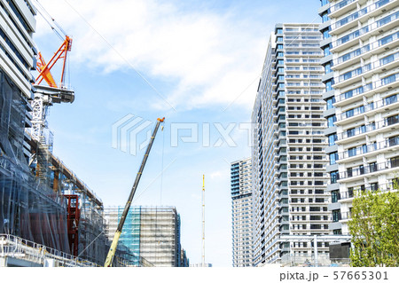 マンション・ビルの建設現場 マンション・ビルの建設現場 57665301