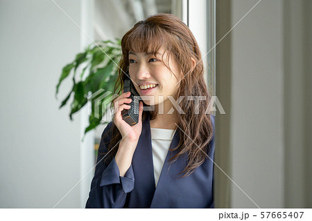 電話をする若い女性 57665407